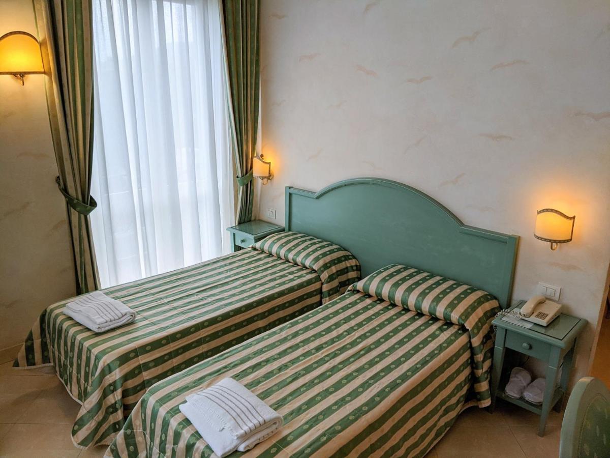 Riviera 3 Stelle Con Piscina Estiva Gratuita E Garage A Pagamento 3*