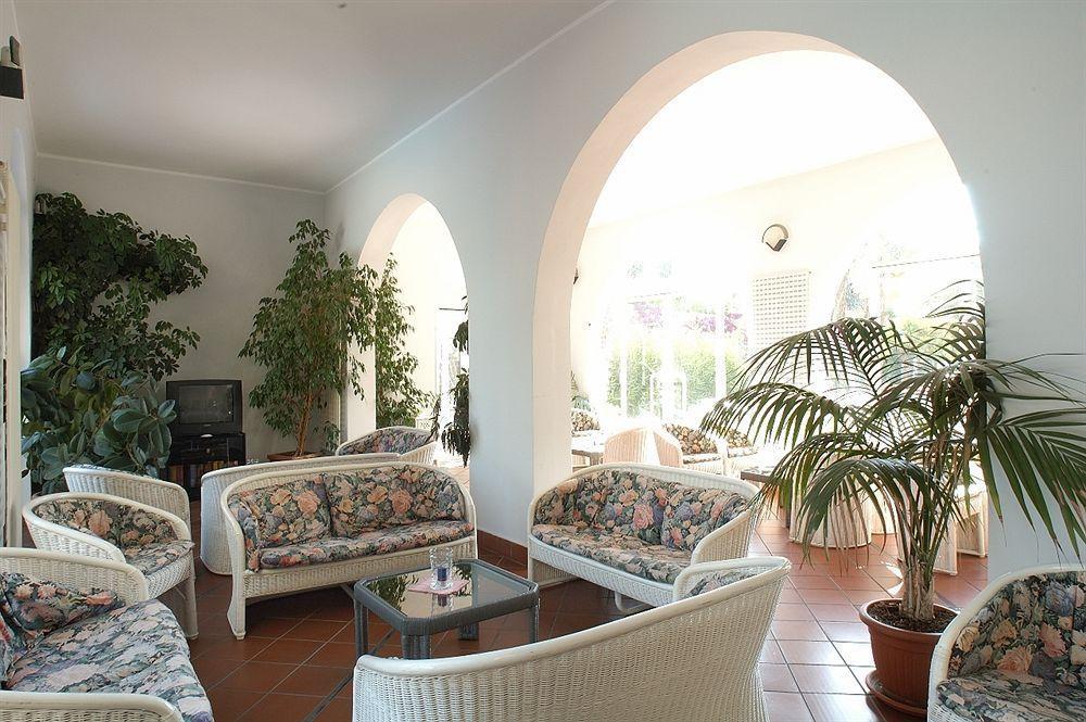Riviera 3 Stelle Con Piscina Estiva Gratuita E Garage A Pagamento Hotel 3*