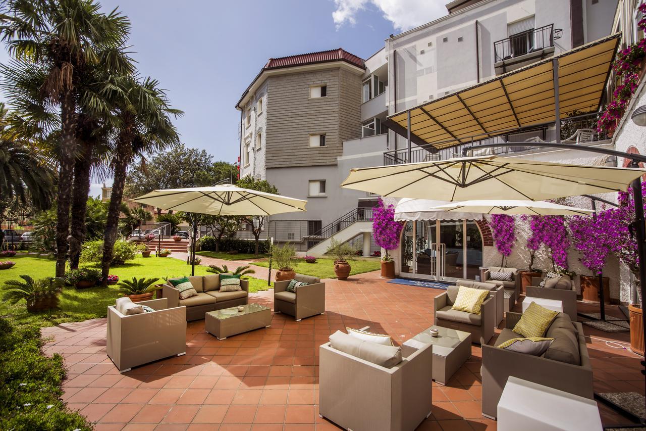 Riviera 3 Stelle Con Piscina Estiva Gratuita E Garage A Pagamento 3* Spotorno
