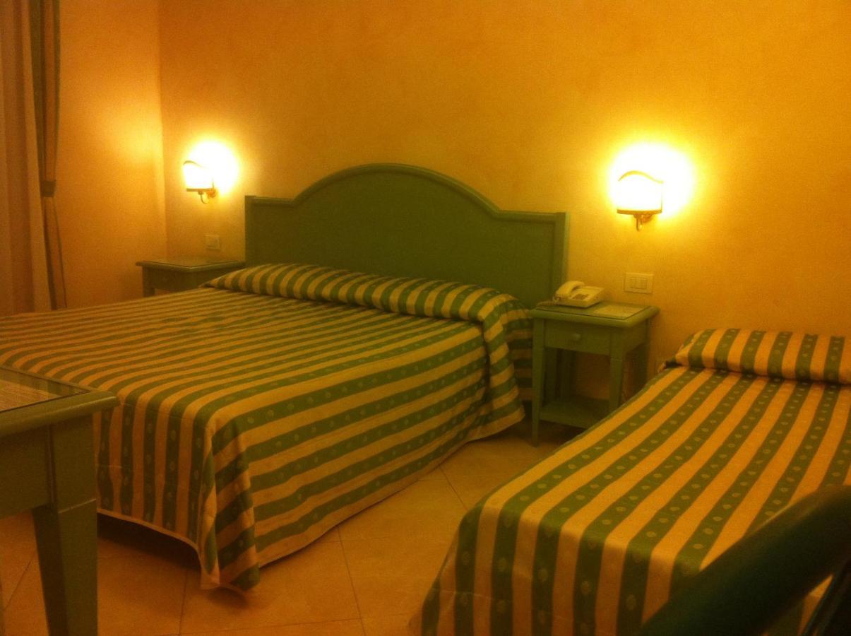 Hotel Riviera 3 Stelle Con Piscina Estiva Gratuita E Garage A Pagamento Spotorno