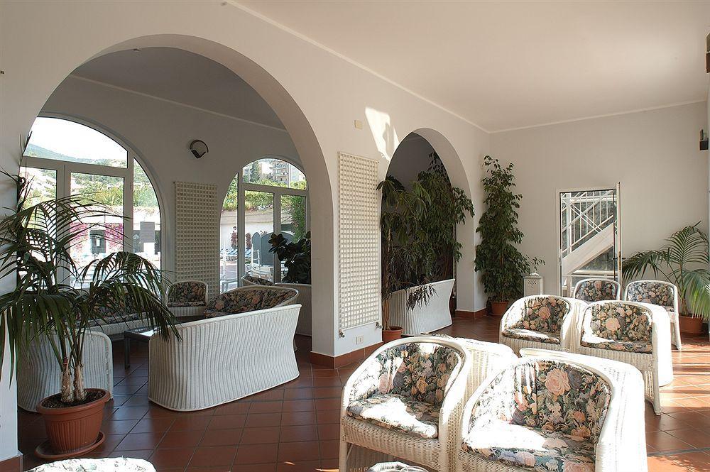 Riviera 3 Stelle Con Piscina Estiva Gratuita E Garage A Pagamento
