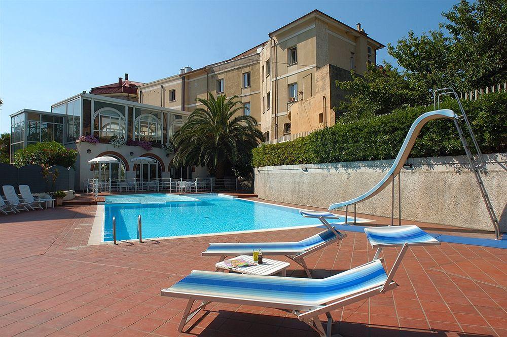 Riviera 3 Stelle Con Piscina Estiva Gratuita E Garage A Pagamento 3* Spotorno
