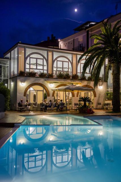 Riviera 3 Stelle Con Piscina Estiva Gratuita E Garage A Pagamento