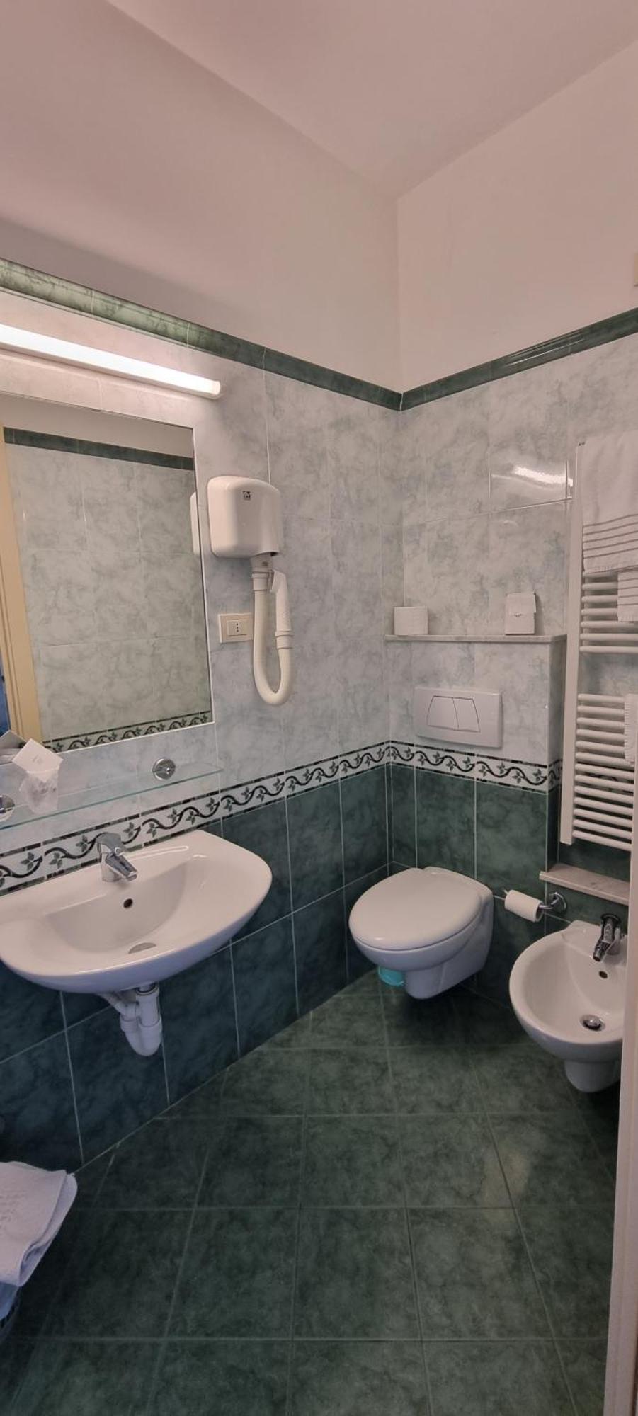 Riviera 3 Stelle Con Piscina Estiva Gratuita E Garage A Pagamento Hotel 3*