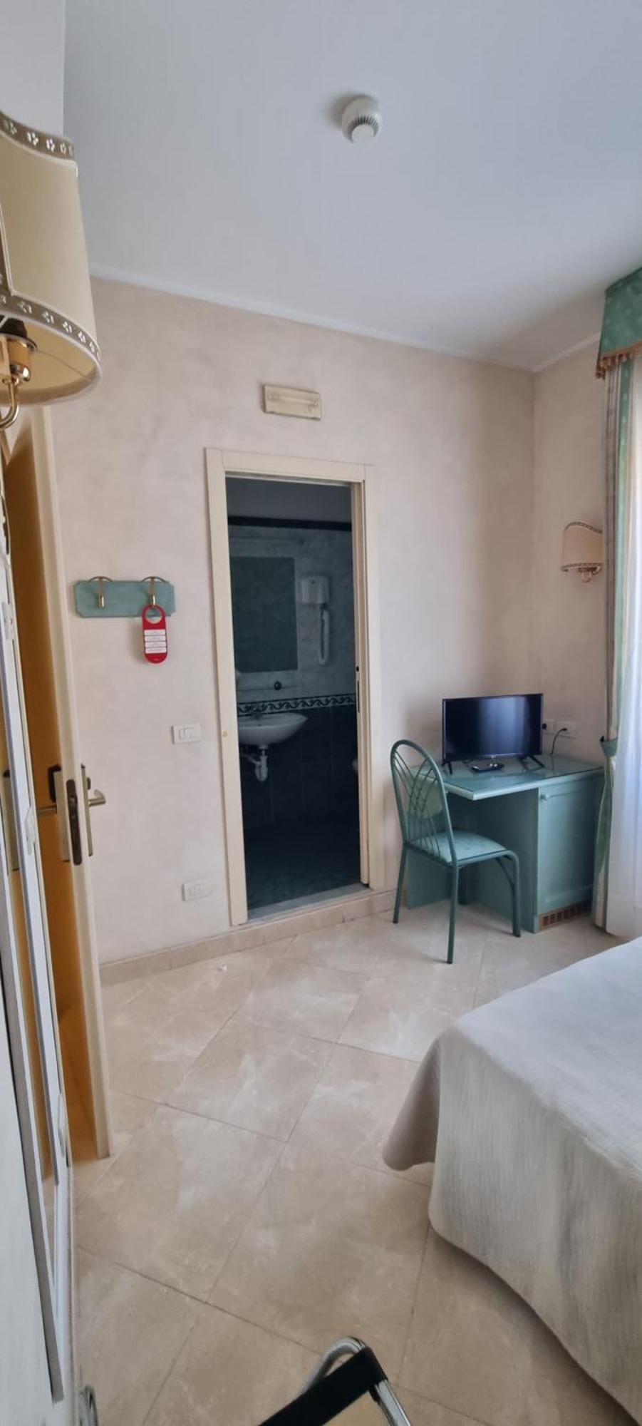 Riviera 3 Stelle Con Piscina Estiva Gratuita E Garage A Pagamento Hotel Spotorno