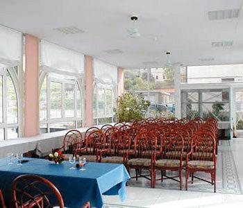 Riviera 3 Stelle Con Piscina Estiva Gratuita E Garage A Pagamento Hotel Spotorno