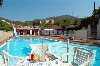 Hotel Riviera 3 Stelle Con Piscina Estiva Gratuita E Garage A Pagamento