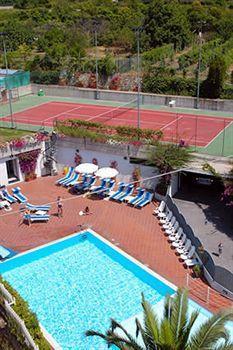 Riviera 3 Stelle Con Piscina Estiva Gratuita E Garage A Pagamento Spotorno