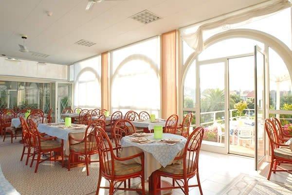 Riviera 3 Stelle Con Piscina Estiva Gratuita E Garage A Pagamento 3* Spotorno