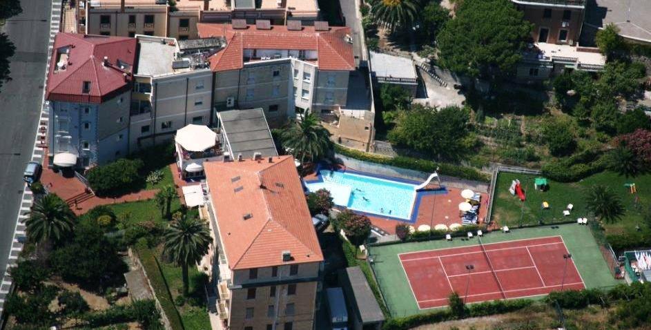 Riviera 3 Stelle Con Piscina Estiva Gratuita E Garage A Pagamento 3* Spotorno