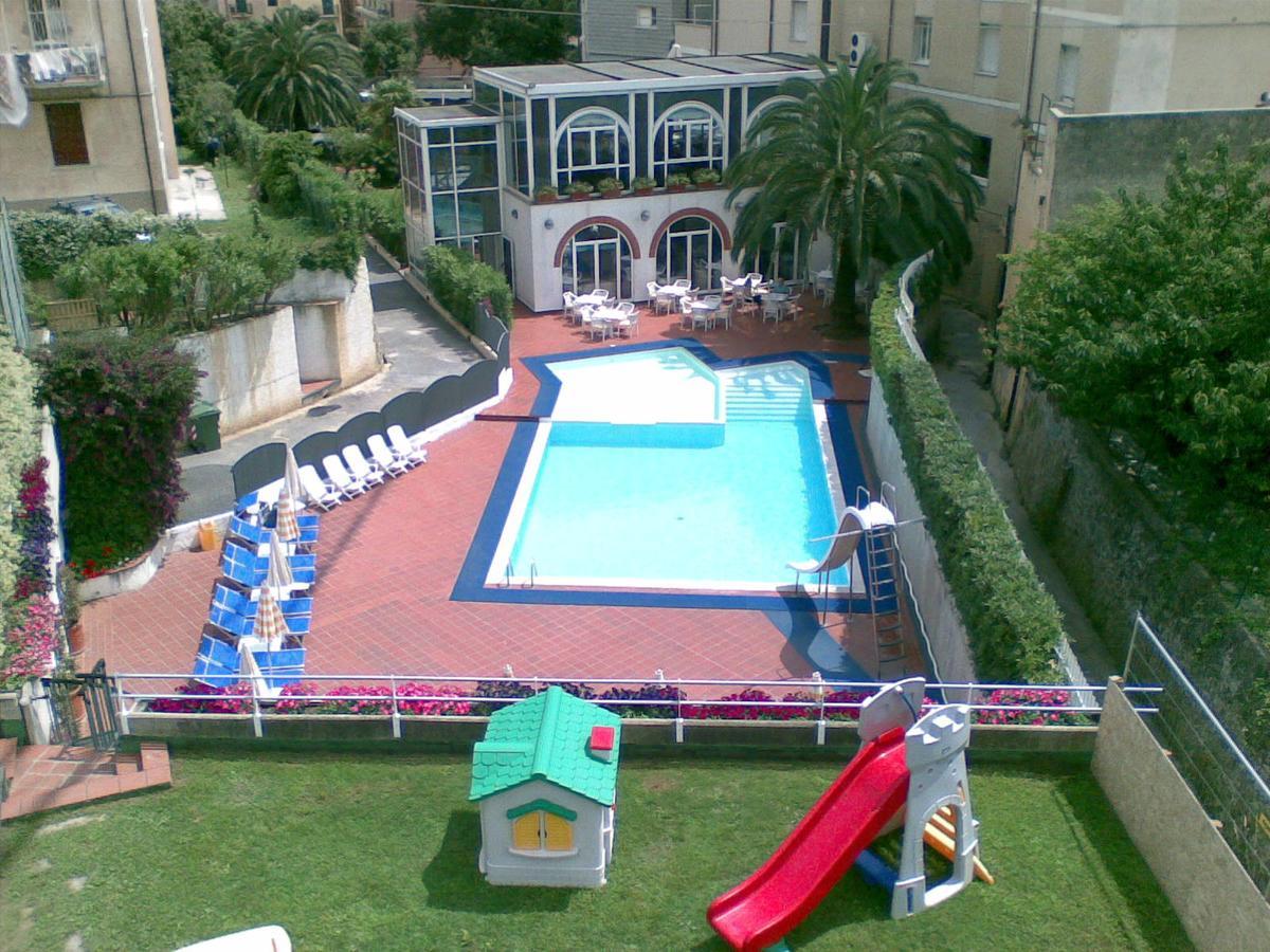 Riviera 3 Stelle Con Piscina Estiva Gratuita E Garage A Pagamento 3* Spotorno
