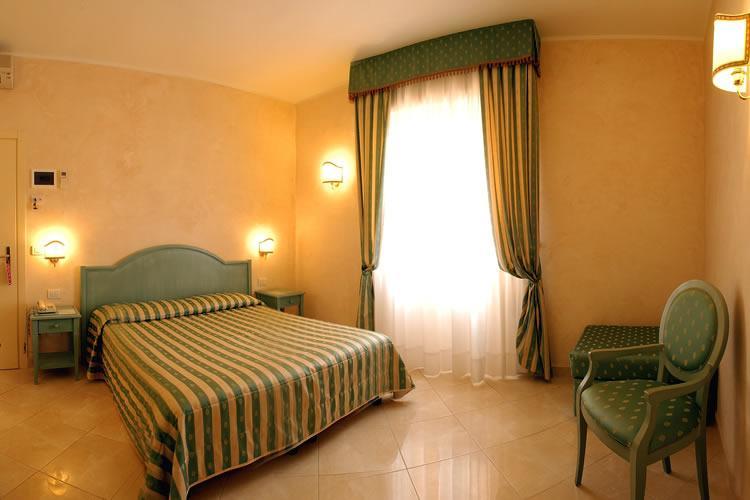 Riviera 3 Stelle Con Piscina Estiva Gratuita E Garage A Pagamento 3* Spotorno