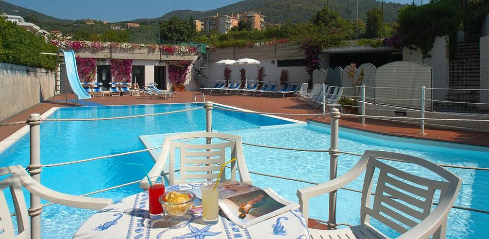 Riviera 3 Stelle Con Piscina Estiva Gratuita E Garage A Pagamento 3* Spotorno