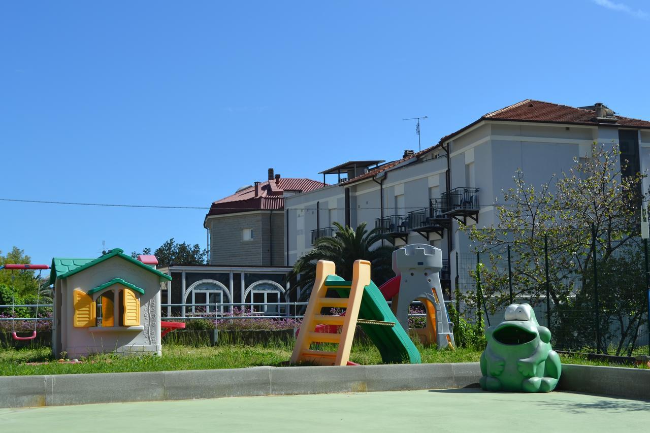 Riviera 3 Stelle Con Piscina Estiva Gratuita E Garage A Pagamento 3* Spotorno