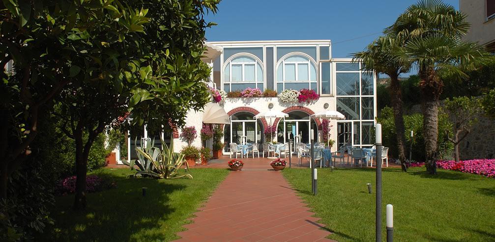 Riviera 3 Stelle Con Piscina Estiva Gratuita E Garage A Pagamento 3* Spotorno