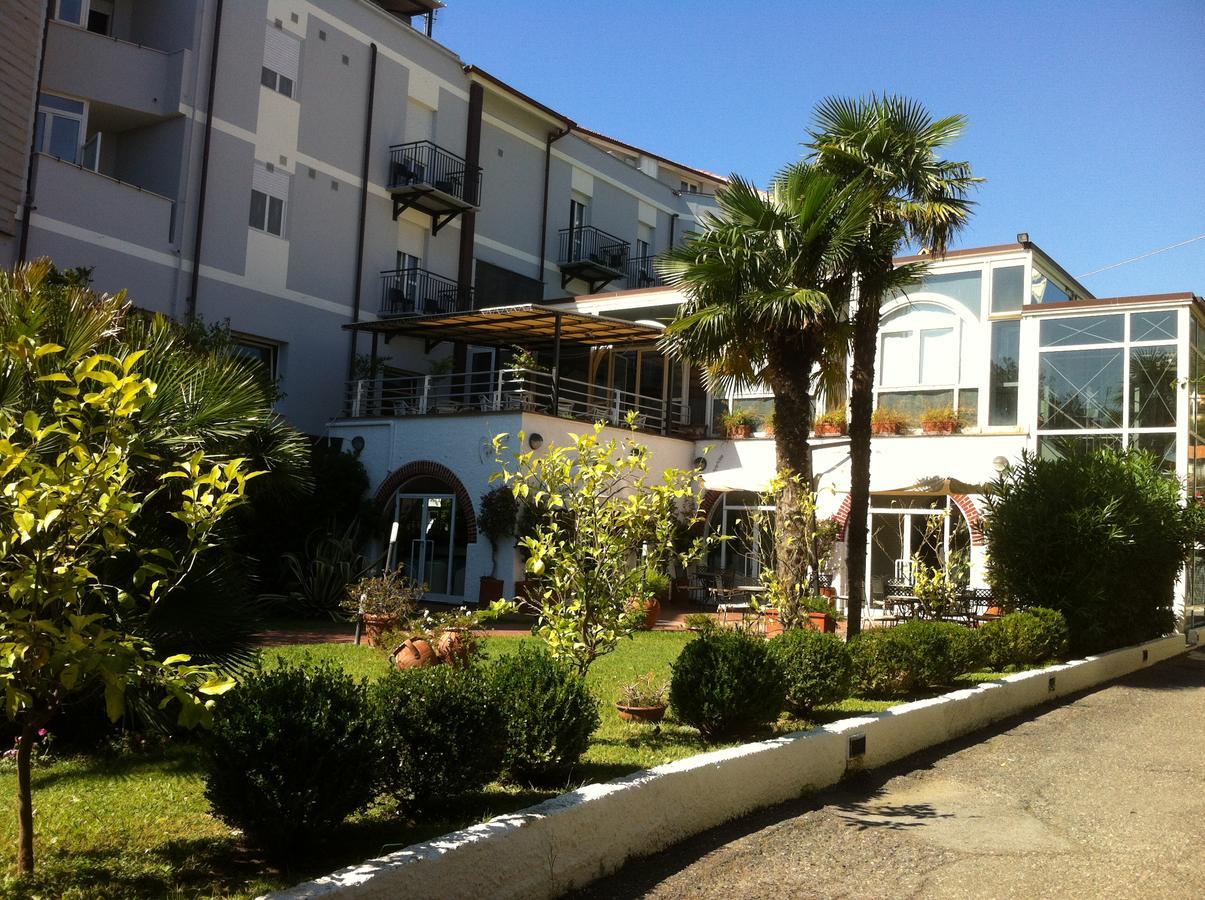 Riviera 3 Stelle Con Piscina Estiva Gratuita E Garage A Pagamento 3* Spotorno