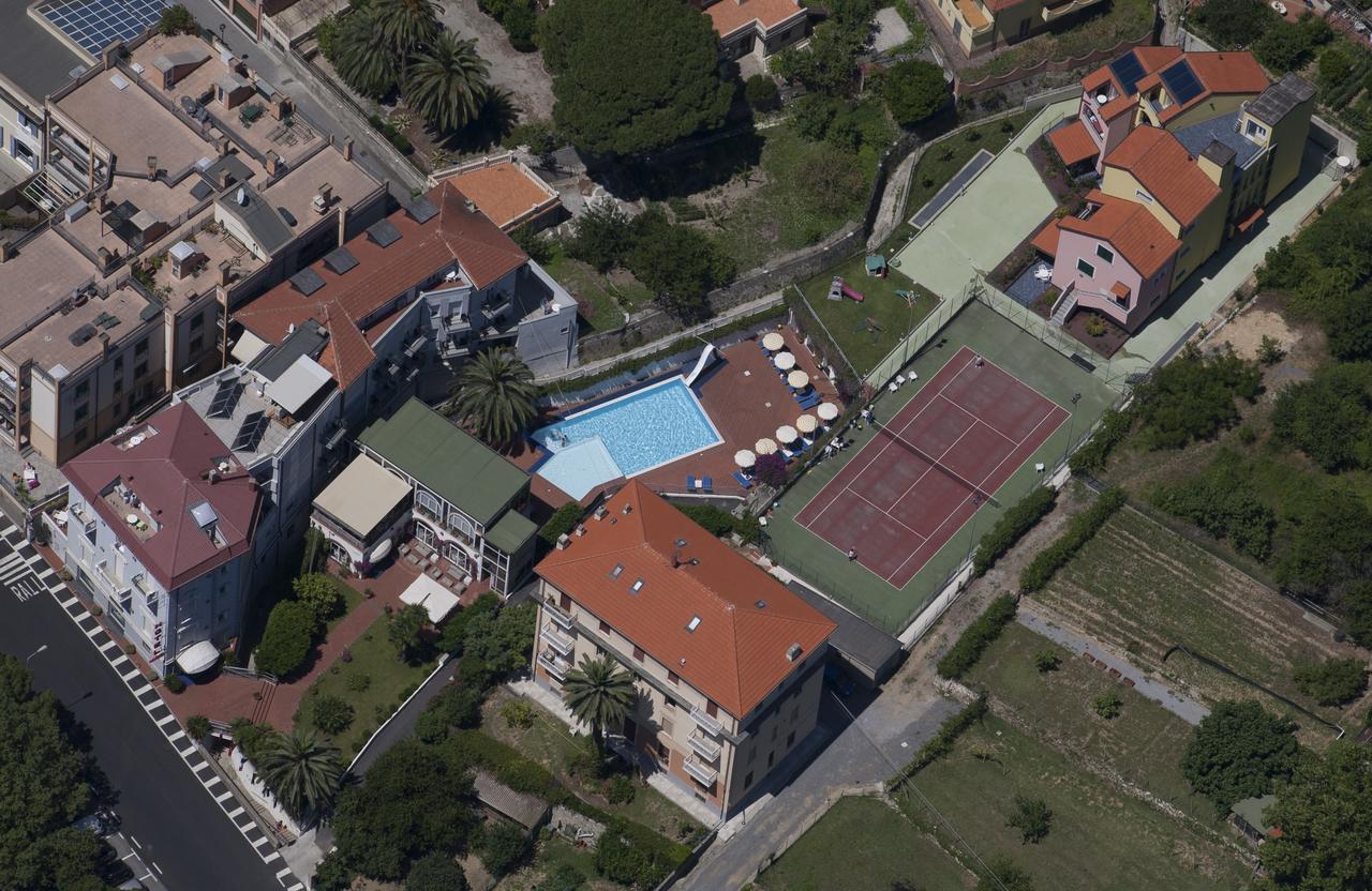 Riviera 3 Stelle Con Piscina Estiva Gratuita E Garage A Pagamento 3* Spotorno