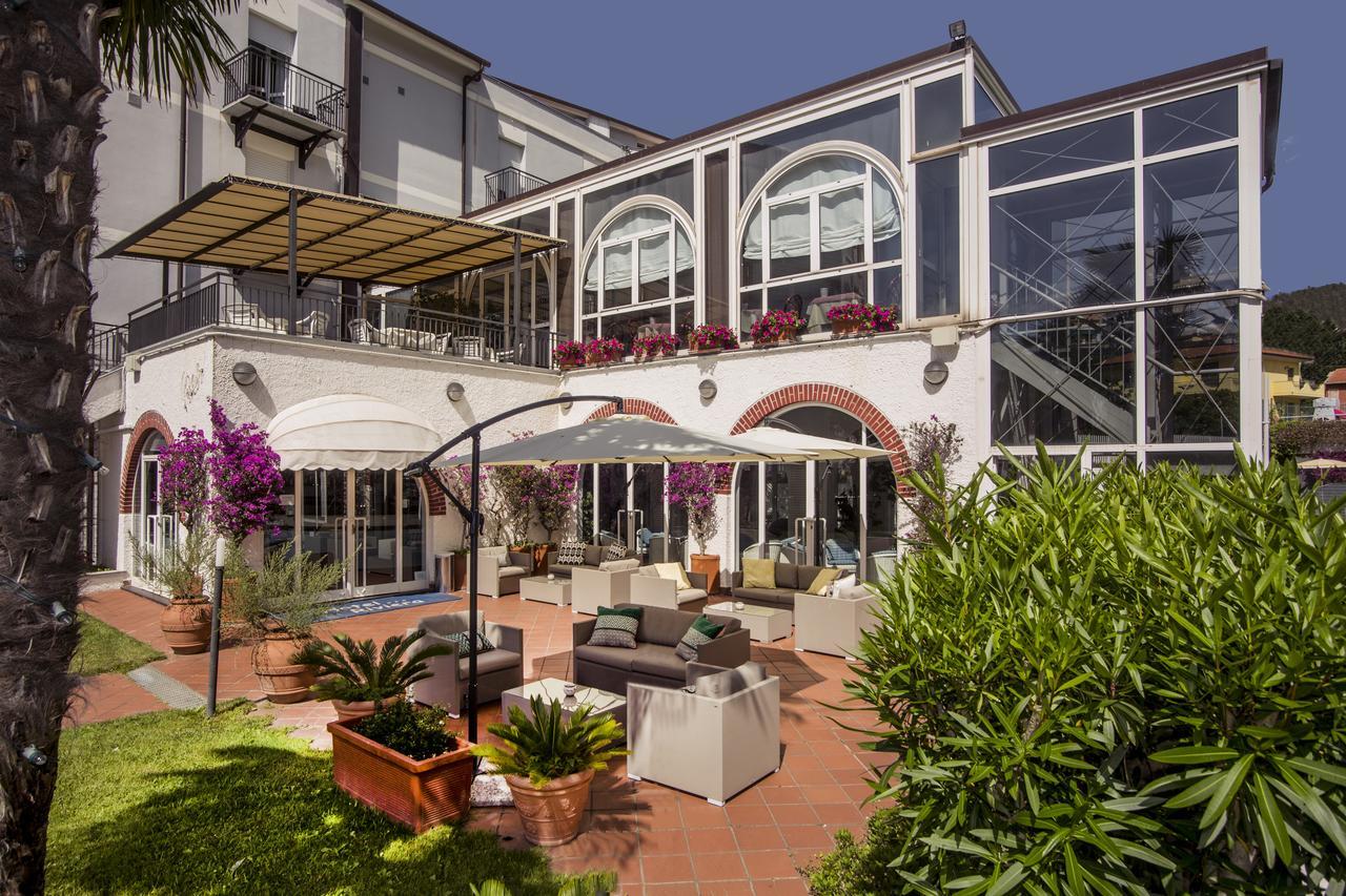 Riviera 3 Stelle Con Piscina Estiva Gratuita E Garage A Pagamento 3* Spotorno