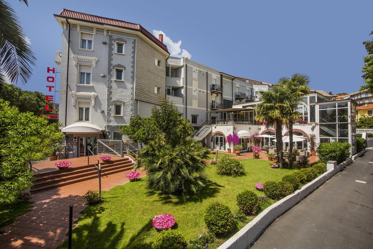 Riviera 3 Stelle Con Piscina Estiva Gratuita E Garage A Pagamento 3* Spotorno