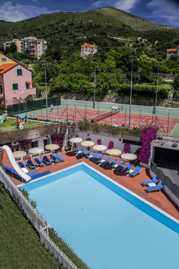 Riviera 3 Stelle Con Piscina Estiva Gratuita E Garage A Pagamento 3* Spotorno