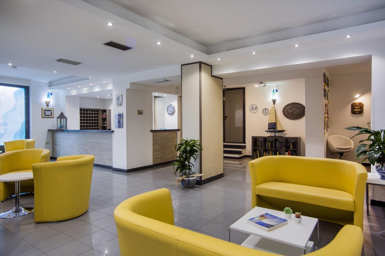 Riviera 3 Stelle Con Piscina Estiva Gratuita E Garage A Pagamento 3* Spotorno